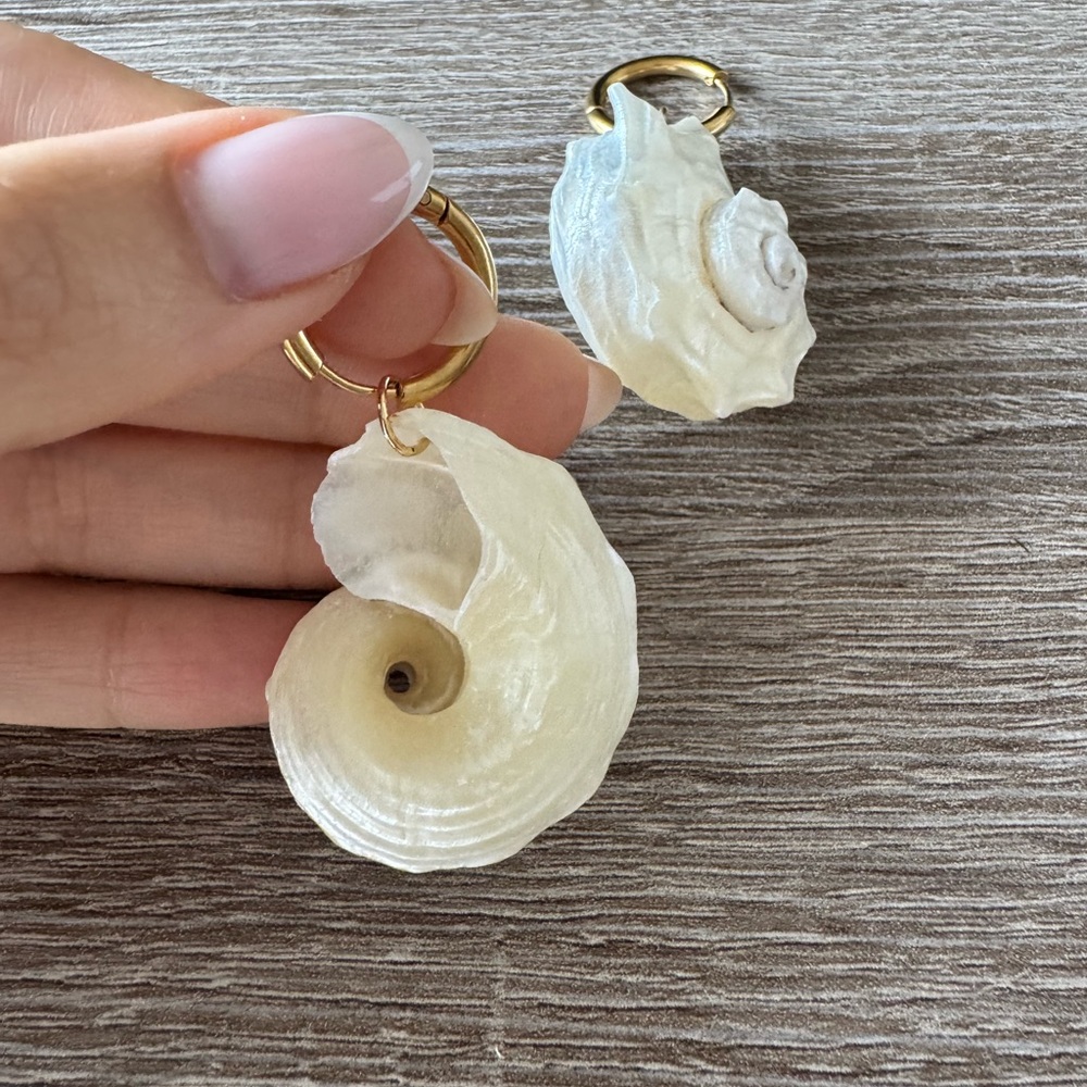 REVOLVE Pearl Shell Drop Earrings with Gold Hoops - Picture 4 of 5